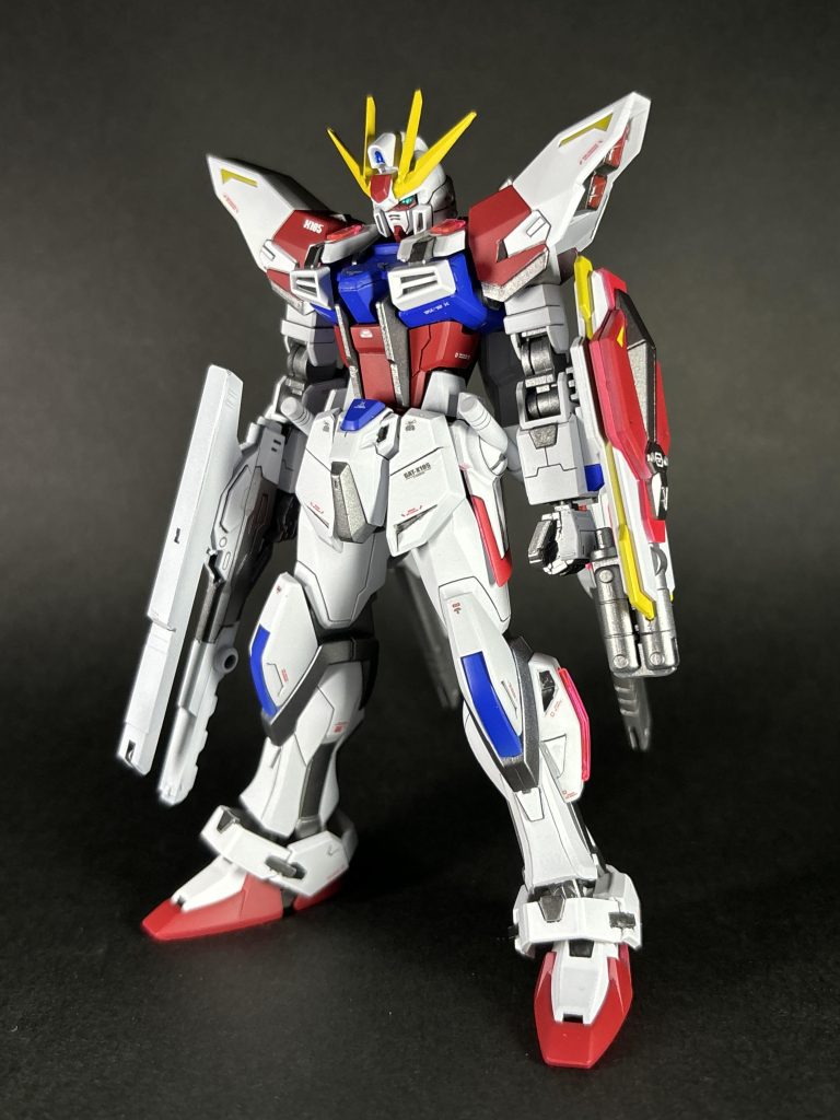 本体は肩の形状変更、胸部、フロントアーマーをプラ板で厚みの変更、その他筋彫りとプラ板でのディテールアップを行っています。