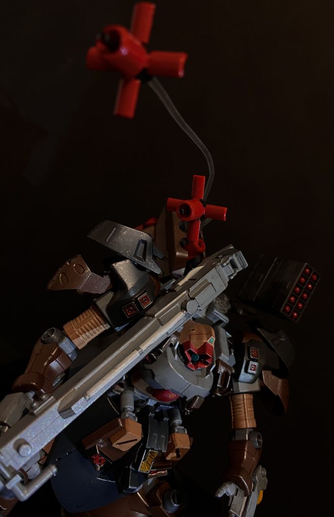 「いけっ、サイコミュマシーンなんだったらやってみせろっ」 機体背部のコンテナに搭載したファンネルを通し、意識を飛ばす。相手を、相手の動きにイメージを合わせて意識を放つ。初めはぼんやりとしたその感覚は、数度の実戦を経て、シャープな感覚を得られるまでになった。一定の距離を維持しながら対峙するガンダム。前に大尉と戦った時のように、距離を詰めさせる事はしない。今、この瞬間は、私の間合いだ。ガンダムの主武装はビームライフル。そして、例によってこちらのレーダー範囲外がから放たれる狙撃機の攻撃も、Iフィールドが弾いてくれる。ガンダムに至っては、射撃が苦手なのか、ライフル下部のグレネードを早々と撃ち尽くしている。クルト少尉には、相手の狙撃機から狙われにくい位置、距離からの援護に徹してもらっている。実質、ガンダムとの一騎討ちだ。