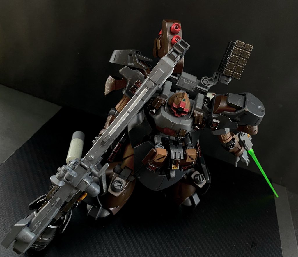 「本当に、バカにしてっ」 なんだ。あのガンダムのパイロット。ふざけているのか。大尉と戦っているのを見た時から思っていたが、今、対峙してみてわかる。戦いをなんだと思っている。まるでスポーツか何かと勘違いしているのか。ライフルが当たらないことで、近接戦闘にシフトする。そこまではいい。だが、いざ切り結んでみればどうだ。スポーツでもしているかのように、腕を斬れば何点、足を斬れば何点。そんな戦いをしてくる。コクピットも狙わず、致命傷となる攻撃もしない始末だ。遊ばれているのか私は。 距離を詰め、接近戦となって改めてわかる。このガンダムの性能、圧倒的な性能差。私が必死に重い機体を振り回して行う機動を遥かに超える動きで。…何度、モニターからその姿を見失ったか。「ふざけるなよ、ガンダムっ」 命のやり取りだろう。戦いは!おまえは、大尉の命を奪った!そんなおまえが、なんでそんなことをする!ガンダムッ!