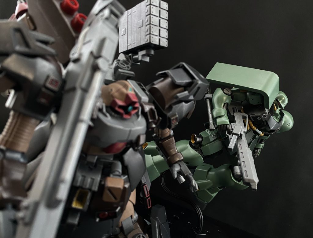 「大尉……」 忘れない。忘れることなどできない。あのガンダムのビームサーベルが、大尉のいるコクピットを貫くのを。狙撃機の放ったビームを躱す為に機体を捻った胴体に、まるで吸い込まれるようにビームサーベルが突き立てられるのを。我を忘れ、撤退することも忘れ、大尉の元に行こうとする私を、半壊した機体で引き留めるクルト少尉。解せないのは、そんな私達を後目に、何か、動揺したような素振りで背を向け、行ってしまったガンダム…。あの時、私が冷静さを保っていれば…。「…だいぶ、機体に慣れてきたようだね」 隣を飛ぶクルト少尉の声で、慚愧の念を振り払う。「はい、…まだ、機体の重さに振り回されて、怖くてあまり踏み込めませんが…」「それでいい。慎重になるぐらいが生き残るコツだよ」 大尉がよく言っていたと、クルト少尉が言う。ネオ・ジオン抗争のおり、ハイスクールを出たてで右も左もわからない自分を鍛えてくれた、今まで生き残れたのは大尉のおかげだよ。そう言う、クルト少尉の顔はどこか寂しそうだった。大尉は身寄りのない私を、娘のように、いや「娘」にしてくれたように、少尉にとっても親のようなものだったのかもしれない。私は…、私は恥ずかしかった。どう接したら良いかわからなかった。親も、家族というものも知らずに施設で育ってきた私は。もっと娘、家族らしく接していれば…。いや、もう遅い、被検体0061という「番号」だった私に、「名前」を、家族という「場所」をくれた大尉に感謝している。…今は、これでいい。 気持ちを切り替える。見据えたメインモニターに小さく艦影を捉える。コロンブス級。例の艦、私の、仇だ。