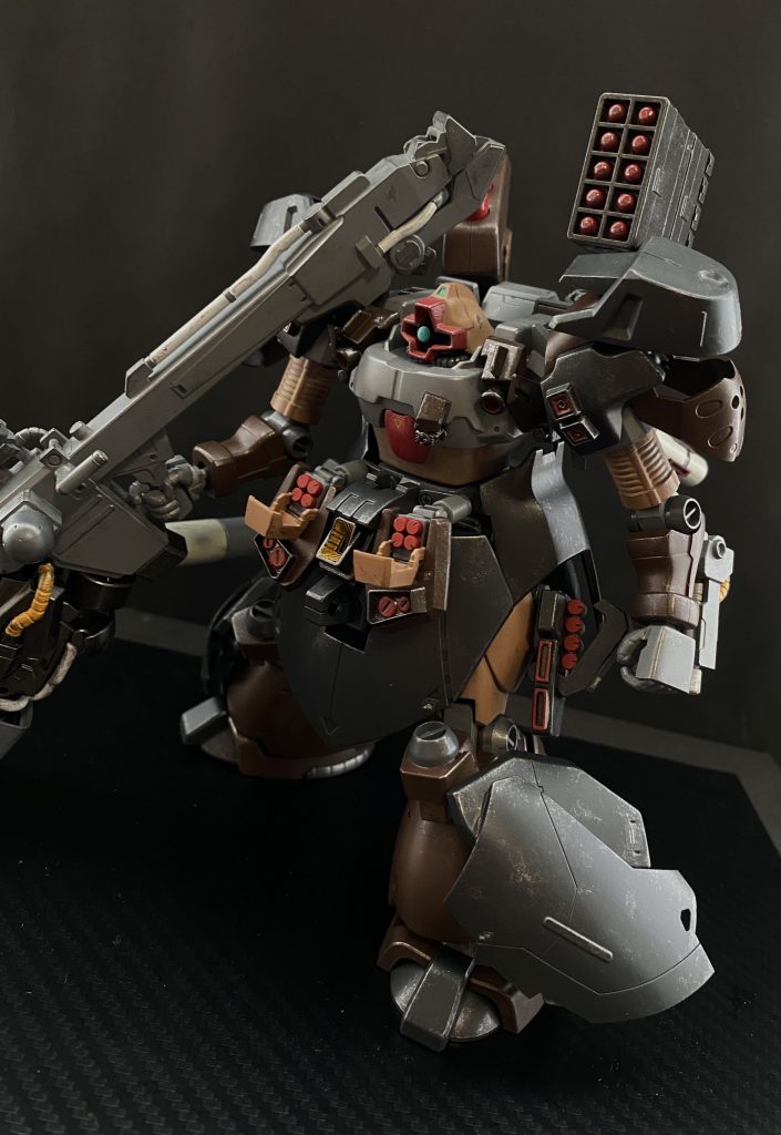 はい、なんだか久しぶりに宇宙世紀系のを作った気がする、というが、コイツ、ジャンクパーツの集合体だったりする…。芯にドムトローペンのキットが使われているけどね。MGヘビーアームズのガトリングで、ドムバラッジみたいなのを作りたかったんだ。…まあ、作っているうちにどんどん調子に乗って、こんな事に…。 お気に入りは、Iフィールドバズーカランチャー。…モノアイガンダム、カッコいいよね。