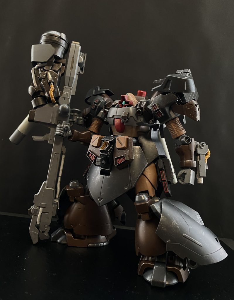 AMS-119D/X ドム・カーリマー 戦死したカビーア大尉のドム・ドゥルガーを受け継いだアリシャの新しい機体。強化人間として、NT能力に目覚めたアリシャ用に改修され、「カーリー・マー」破壊の女神の名が与えられた。 遠距離用のセッティングがなされたドゥルガーに対し、この機体は近、中距離での戦闘を目的とした機体となっている。これは、大尉の仇である「ガンダム」との戦闘を見据えたものであり、本来、重く、それほど機動性能の高くない本機体を、厚い装甲を維持したまま、機動力を限界まで高めるという非常に安定性の欠けたセッティングがなされている。 見た目の変化としては、一部に装甲の追加、また、脚部に追加される装甲兼スラスターと、ドゥルガーとの相違点はさほどない。その為、ドゥルガーが機体に内蔵していた武装はすべて使用可能であり、本体だけで高い火力を持つ。そして、一際目を引くであろう、大型のビームランチャーの存在だ。この存在感のある武装は、一年戦争時に使用されたMS用のビームバズーカに、Iフィールド発生装置を搭載した物であり、「ガンダム」と戦う際に脅威となる狙撃機のビームに対する、苦肉の策と言えるだろう。重い機体が、重くバランスの悪い武装を振り回して、高機動戦闘を行う。いかに、この機体の扱いが難しいかわかるだろう。