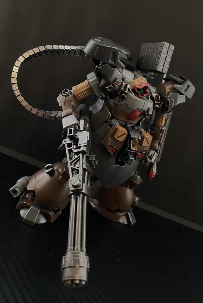 日の光も届かないほど薄暗くなった空を引き裂くように、巨大な物体がアイルランド、ダブリンの街に影を落とす。スペースコロニー。人類が新たに手に入れた、宇宙における生活の場。地球を追われた人々にとっては故郷とも言える。そんなコロニーが今、ダブリンの空を割り、落ちて来る。 …コクピットに座る自分は、何もできず、ただ見ていることしかできない。そんなコクピットの中に響くのは隊長の声。「何を呆けているっ、さっさと橋を落とせっ!」 …橋?…橋を落とす、目の前の橋を…、そこには避難して行く、多くのダブリンの市民が…。レティクルが動く。橋に、人々に合わせロックオン。自分の指は…、トリガーを押し込んで…。「大尉…、カビーア大尉…」 声が聞こえる。若い、女の声だ。 眼を開けると、褐色の肌に型の良い眉をひそめた、若い、まだ少女といってよい顔立ちの女性と目が合う。「疲れが溜まっているんですか、珍しいですねこんな所で眠って…」 アリシャか…、どうやら眠っていたらしい。そして、夢を見ていた。昔の夢だ。もうすぐブリーフィング、始まりますよ。そう言って自分のヘルメットを抱え、無骨なノーマルスーツに包まれた身体を席に滑り込ませる彼女を眺める。ふと、視線を感じ、そのまま顔を向けると、今度はニヤニヤした顔と目が合う。もう二十年近い付き合いになる相棒の、クルト・デングラーだ。「……起こせよ、クルト…」