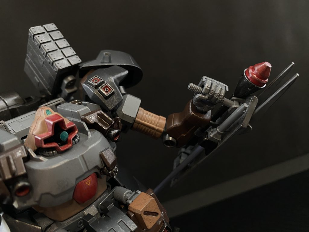 「狙撃機だ。さがれ!絶対に動きを止めるな」 いつもの仕事、いつもと同じような「依頼」だった。組織内の不要な者、もしくは部隊に対し賊行為を行え。目標はコロンブス級、武装の少ない旧型艦。何かの試験部隊らしい。それがどうだ…。動いていても当ててくる、こっちのレーダー範囲外からの長距離射撃。…俺のは、対艦戦闘用に通常のMSの二倍近い索敵範囲を持つんだぞ。仕掛けたのはこっちが先だ。にもかかわらず、何もできずに逃げ回っている。特にクルトのヤツは、早々と被弾して機動性能が下がっている。殺意の塊みたいな狙撃機のビームが、この宙域からの離脱も許してくれない。それと、狙撃機ばかりに気を取られているが、俺達とコロンブス級の間に一機、MSがいた筈だ。そいつも何処かに行ってしまった。 狙撃の合間をぬって左肩の対艦ミサイルを発射。残りの二発だ。しかし、そのミサイルも狙撃によって撃ち落とされる。しかも、一発でだ。「ミサイルの二枚抜きっ!…どんな化け物だっ!」