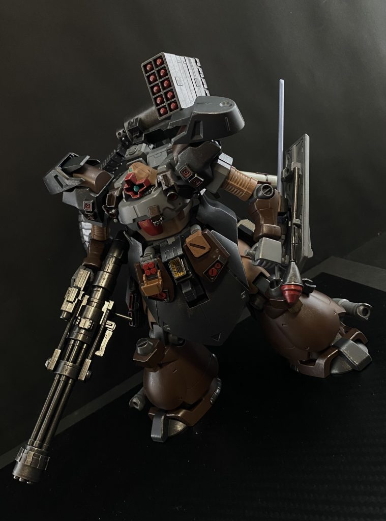 AMS-119D ドム・ドゥルガー UC0107、「宇宙賊(かいぞく)」として連邦軍艦船を襲う、カビーア・アミン大尉が搭乗する機体。ドムの名を冠し、ドムのような外観を持つが、型式番号を見ると、ギラ・ドーガタイプであることがわかる。砂漠用のデザート・ドーガと呼ばれるタイプのフレームに、ドムをはじめとした様々な機体の外装を流用し組み上げられたワンオフモデルである。 「ドゥルガー」近づき難き者、と言う名を与えられた本機は、中、遠距離及び、対艦船用のセッティングがなされている。大型ガトリング 本機体のメイン武装となる、120mm対艦徹甲炸裂弾を毎分1000発で発射する。重く、大柄で取り回しは非常に悪い。長距離対艦用ミサイル 左肩に装備されている対艦船用のミサイル。高火力、長射程だが、主に艦船用として使用される為、誘導性能はそれほど高くはない。胸部60mmバルカン 胸部に内蔵される。対MS戦において、牽制用に使用されることが多い。腹部メガ粒子砲 ジェネレータ直結のメガ粒子砲。撃ちすぎに注意。腰部四連装散弾ミサイル 腰部ハッチ内に装填されたミサイル。射程は短いが、発射後一定距離で、散弾のように炸裂する。対MS用。腰部グレネード 大小二発あり、様々な弾頭を装填可能。カビーア大尉は、閃光弾などサポート向けの弾頭を装填することが多い。脚部ミサイル 腿部に装備されたミサイル。飛翔速度が速く、非常に高い誘導性能を持つ。小型だがMSを撃破するには十分な火力を持つ。 左腕のシールドには、シュツルムファウスト、ヒートサーベルが、懸架されている。また、シールド自体にピックも折り畳まれている為、接近戦にも対応できる。