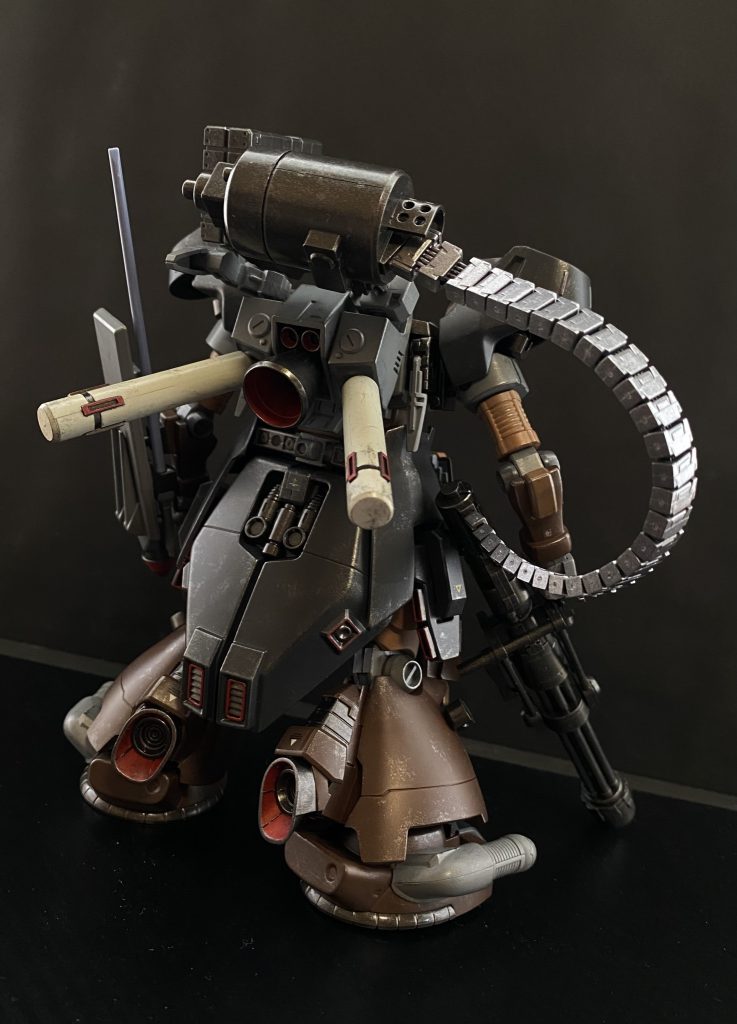 UC0107、シャアの反乱、ラプラス事変を経て、世界、宇宙には大きな争いもなく、穏やか時が過ぎていく。そんな中、日に日に増長、腐敗していく連邦政府及び、連邦軍は、自分達の立場が平和な時代になるにつれて小さくなっていくことを恐れた。特に軍縮の恐れのある軍は自らの立場をより強固なものとするべく、各地に潜伏するネオ・ジオン残党を始めとした様々な反連邦組織に対し、極秘裏に資金、物資の援助を行い、連邦軍の「敵」を作る必要があった。 そうした連邦軍による各地の残党に対するコンタクトは、主に、アナハイムエレクトロニクスが間に入り行われていた。本機体もそうした経緯で残党として燻っていた彼らに与えられた物資の一つである。その為、この機体に見受けられる一部の連邦系の意匠は、アナハイムからの支援があったという証拠と言えるだろう。 そうした経緯で生まれた「宇宙賊(かいぞく)」と呼ばれる者達は、「依頼」という形で連邦政府及び、連邦軍にとって不都合となる者達に対して、賊行為として襲撃していった。