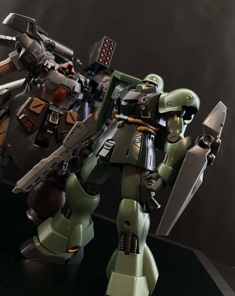 「宇宙賊(かいぞく)」として活動する彼らには、アナハイムを通してギラ・ズールが支給された。カビーア大尉の小隊は、大尉のドムを一番機として、二番機にクルト機、三番機のアリシャ機と、三機編成で運用される。アリシャ機は、バウのシールドを装備。この、メガ粒子砲の為に小型のジェネレータが内蔵された重いシールドを、カビーアは防御性能向上の為、無理矢理装備させている。当のアリシャは、重くて機動性が落ちると渋っているようだが。 多くの対艦船武装を装備し、対艦戦闘に特化したドムをサポートする二機のギラ・ズールは、ドムが集中して対艦戦闘を行えるよう、敵艦に搭載されたMSの相手をする。軽装だが、ドムの方が艦船を撃破する方が早い為、戦闘時間自体はそれほど長くない。この小隊は連邦軍内では、艦船キラーとして恐れられている。カビーア・アミン 大尉(ネオ・ジオン所属時最終階級)、インド系の57歳。第一次ネオ・ジオン抗争時、ラカン隊に所属していた。ダブリンのコロニー落としをその目で見ている。クルト少尉も同じ隊だったようだ。アリシャを養子にしたものの、どう接したら良いかわからないと、酒を飲みながらクルトにボヤくのが日課になりつつある。アリシャ・アミン 階級なし(一般人、志願兵扱い)、インド系の20歳(と本人は言っているが、おそらくもっと若い)。ニュータイプ研究を名目とした強化人間施設を脱走、彷徨っていた所を保護された。施設内では特に(ニュータイプ)能力は無いと判断され、処分を待つばかりだったようだ。試験被検体番号0061。保護後にされた検査時に、遺伝子異常が見受けられた為、クローンの可能性がある。クルト・デングラー 少尉(ネオ・ジオン所属時最終階級)、ドイツ系の38歳。第一次ネオ・ジオン抗争の際、ラカン隊に新人として配属された。カビーア大尉とはその時からの付き合いだ。MSの推力を活かした機動戦闘を得意とする。カルい雰囲気を出しているが、真面目で、面倒見の良いナイスガイ?だ。