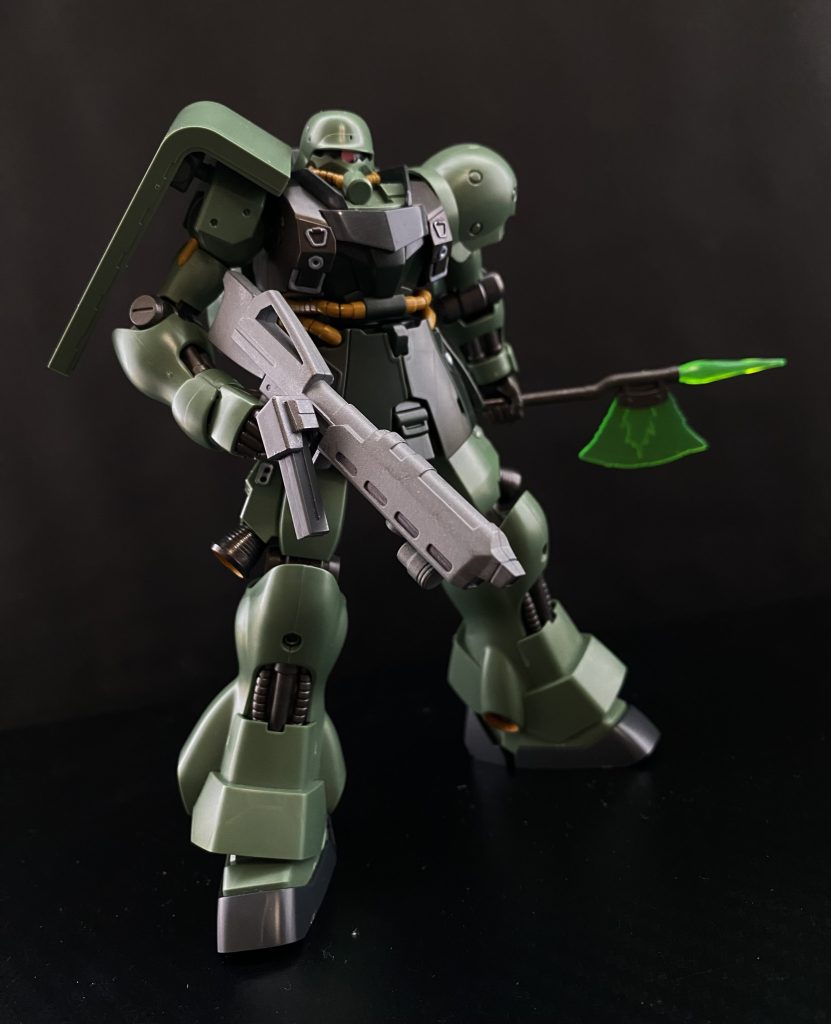 おまけのギラ・ズール。腕と足をドーガとすげ替え。よりシルエットがザクっぽくなったのではないかと。大変満足である。