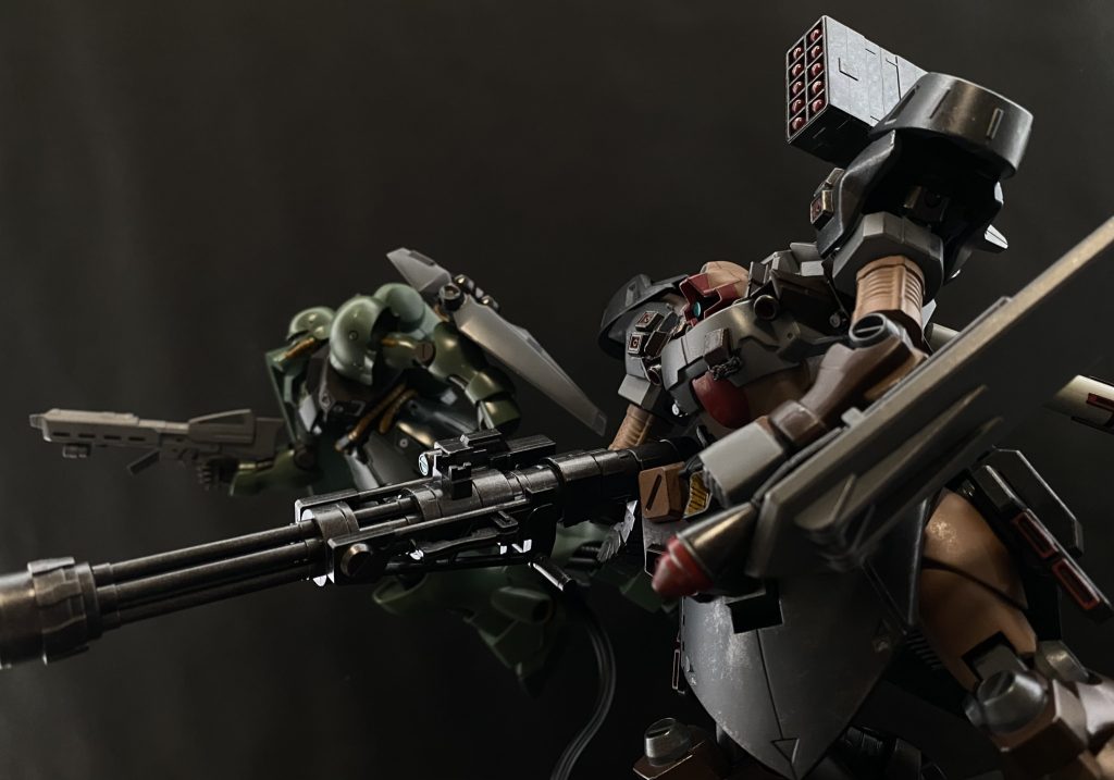 「はやるなよ、アリシャ…、まだ機体に慣れていないんだ。…スロットルは優しく…」 先行するギラ・ズールの背に声を掛けるが、最後まで言わないうちに、目の前のギラ・ズールは、スラスターを閃かせ行ってしまう。「…まるで、ホントの親子みたいですね。反抗期ってヤツだ」 いつの間にか、隣についたギラ・ズールが話かけてくる。クルトだ。…うるせえ。そう言いながら付近の宙域図と、連邦軍から送られてきたデータを照らし合わせる。目標の連邦艦はすぐに姿を現す筈だ。「好きなように飛び回ってもいいが、相手の索敵範囲内には入るなよ」 おそらく聞いていないだろうアリシャ機に声を掛ける。アリシャ・アミン。本名ではない。何処かのニュータイプ研究とは名ばかりの、強化人間施設から脱走してきた所を保護した。その施設は、非人道的な研究ばかり行われていると言う、そんな話を聞いていたからか、彼女を保護した時、名を与え、養子にした。別に亡くなった妻と娘のことを思い出したからでは無い。まあ、彼女からすれば、迷惑だったのだろう。良い顔をされた事など、一度もないのだが…。「見つけたっ!クラップ級」 アリシャの声、隣のクルト機を見る。頷くギラ・ズール。…各武装のセーフティを解除。…よし、仕事の時間だ。