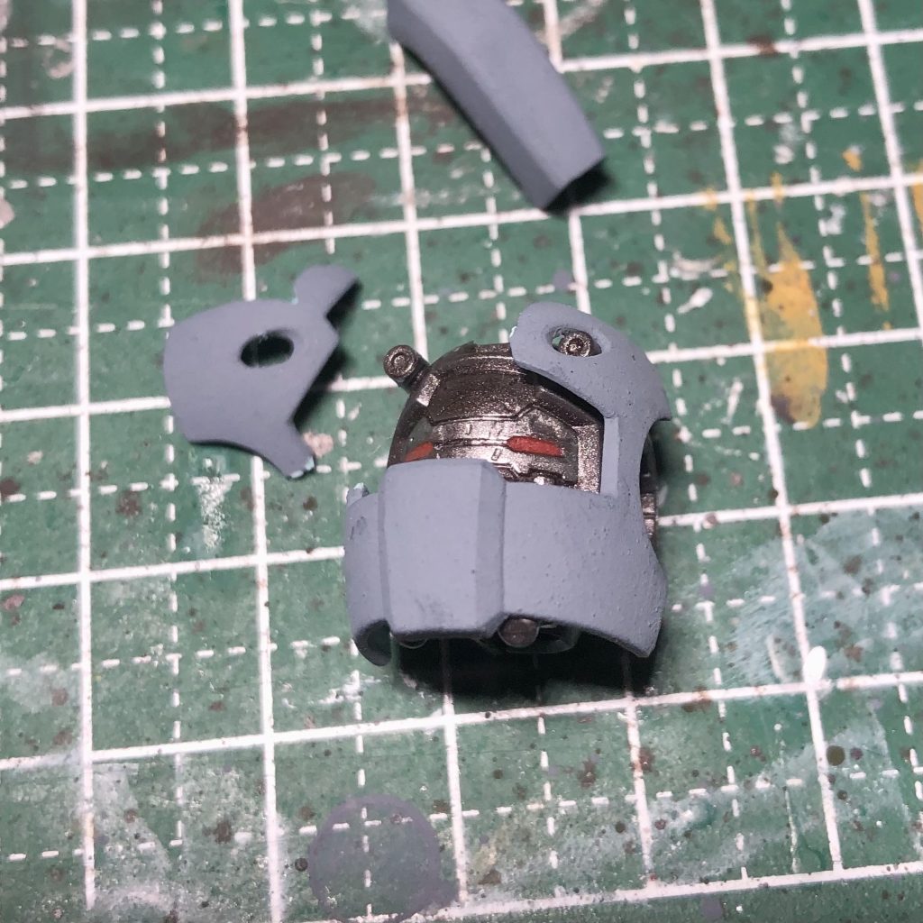 塗装中にマスクが割れるハプニング。