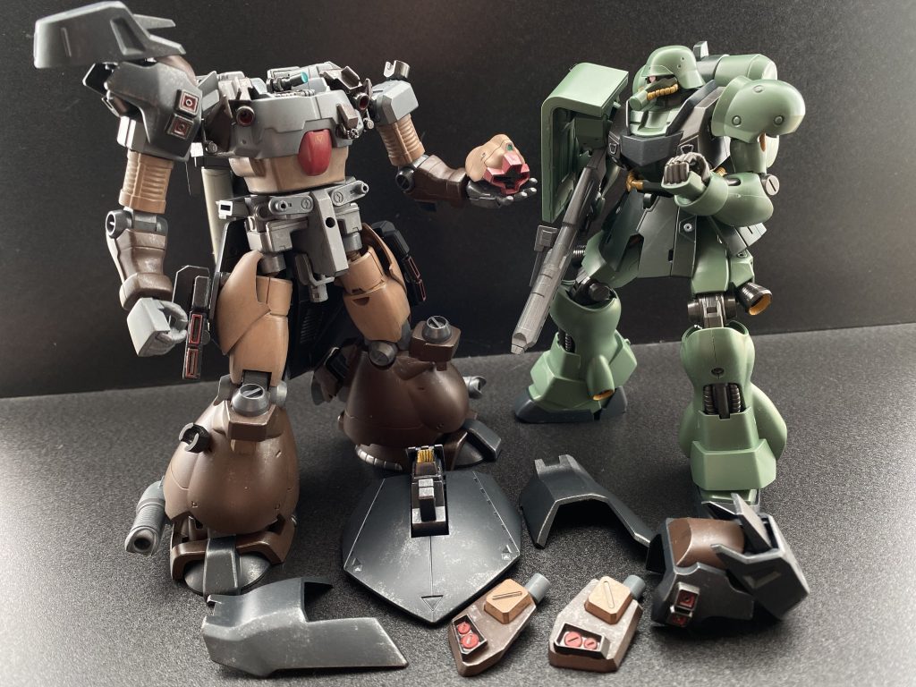 ドムトローペンさんをひとまわり大きくしたいと、肩幅を広げ、それに合わせて腰から足の接続方法の見直し。プラのボールジョイントでの、SDガンダムみたいな接続方法に、脚部が意外と重くなってしまい、腰との接続強度が足らずに、プラップラに…。 それでも、モノアイの可動は個人的に満足いくものが出来たと、出来上がったこのプラモを見ながら酒を呑むのだ。