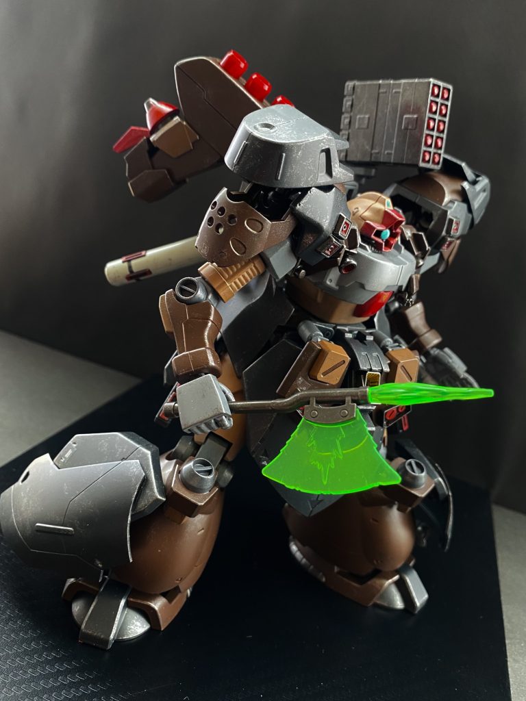 新たにNT用の機体となった本機体には、ファンネルが追加される。サザビーと同タイプのものと思われ、ファンネルが三基セットされたコンテナには追加で、ドライセンの武装が転用されたリッパーファンネルが一基搭載された。これらの装備の為、コクピット回りの隙間には、サイコフレームと思われる構造体が詰め込まれ(おい…アナハイム…)た。