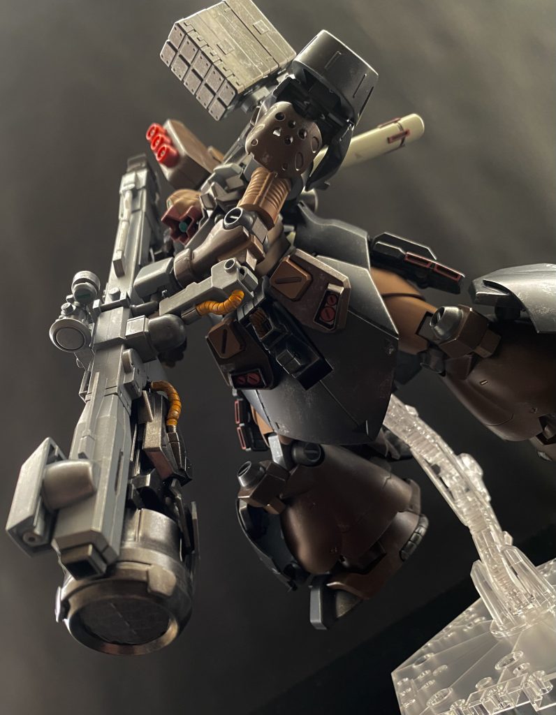 Iフィールドバズーカランチャー 大型MAに搭載されていたIフィールド発生装置を、ビームバズーカ銃身下部に装着した大型の武装。高い火力を持ち、収束、拡散の切り替えが可能となっている。フィールド発生時は戦艦主砲クラスのビームですら弾く。しかし、フィールドによる防御と射撃を同時に行うことができず、また、フィールド発生時にはジェネレータに負荷が掛かる為、あまり長時間の使用もできない。プロペラントタンク内に入っているのは、冷却剤である。フィールド発生時は、銃口の下、円形の部分のシャッターが開く。また、銃口付近にビームサーベルが装着され、接近された際の緊急用として使用される。 アリシャ機の左腕には、シールドではなくビームサーベルが装着されている。