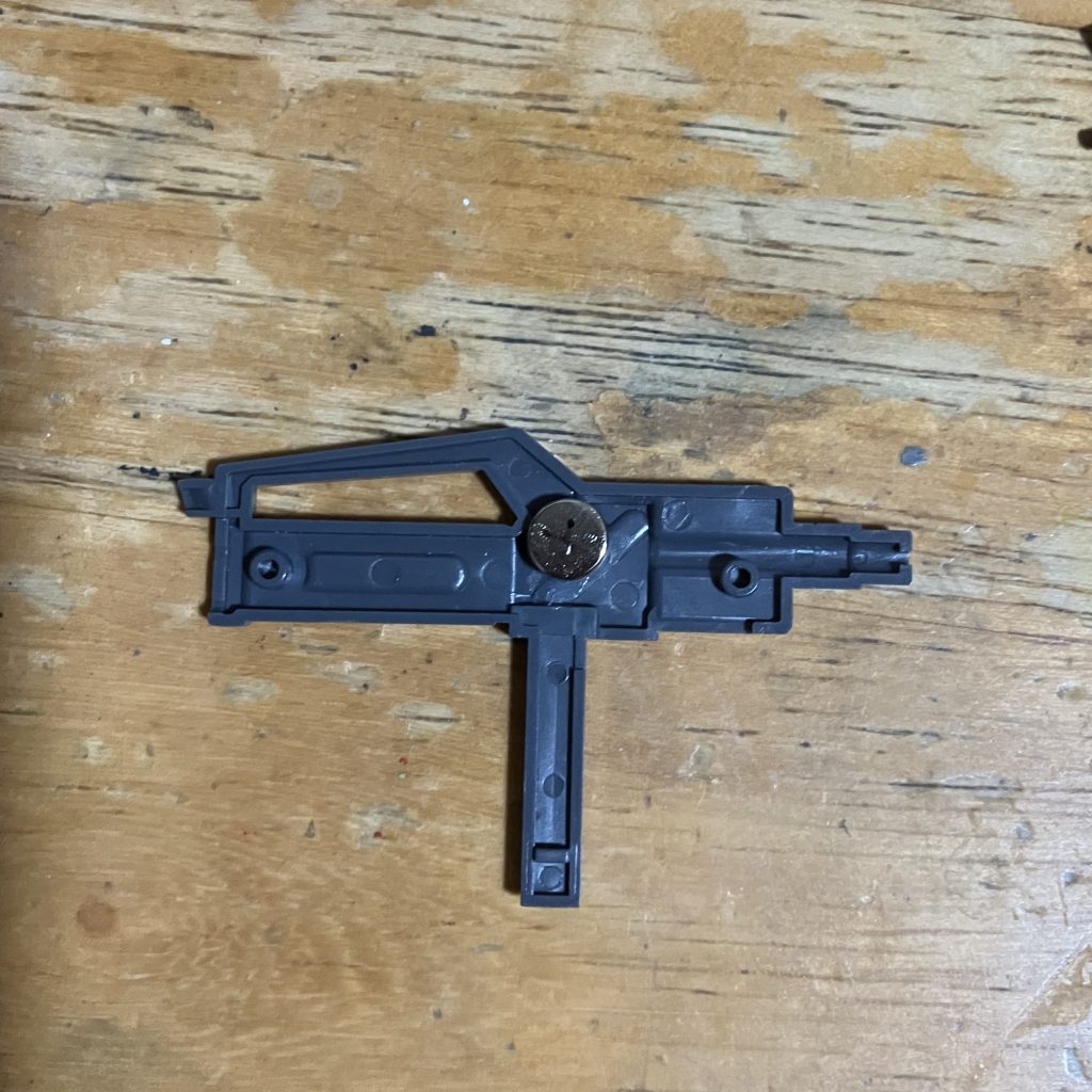 ネオジム磁石を仕込み中。