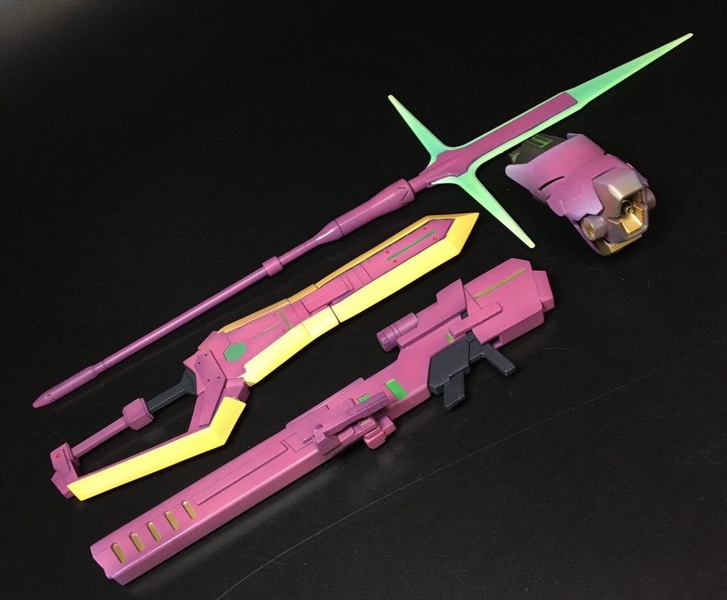 ディランザ・グエルカスタムの全武装。ソードとライフルの基部は、グエル・ディランザのプラモデルに付属しているライフルとビームソードを使用しています。大型ビーム砲は、MGサザビーのジャンク品の寄せ集めです。