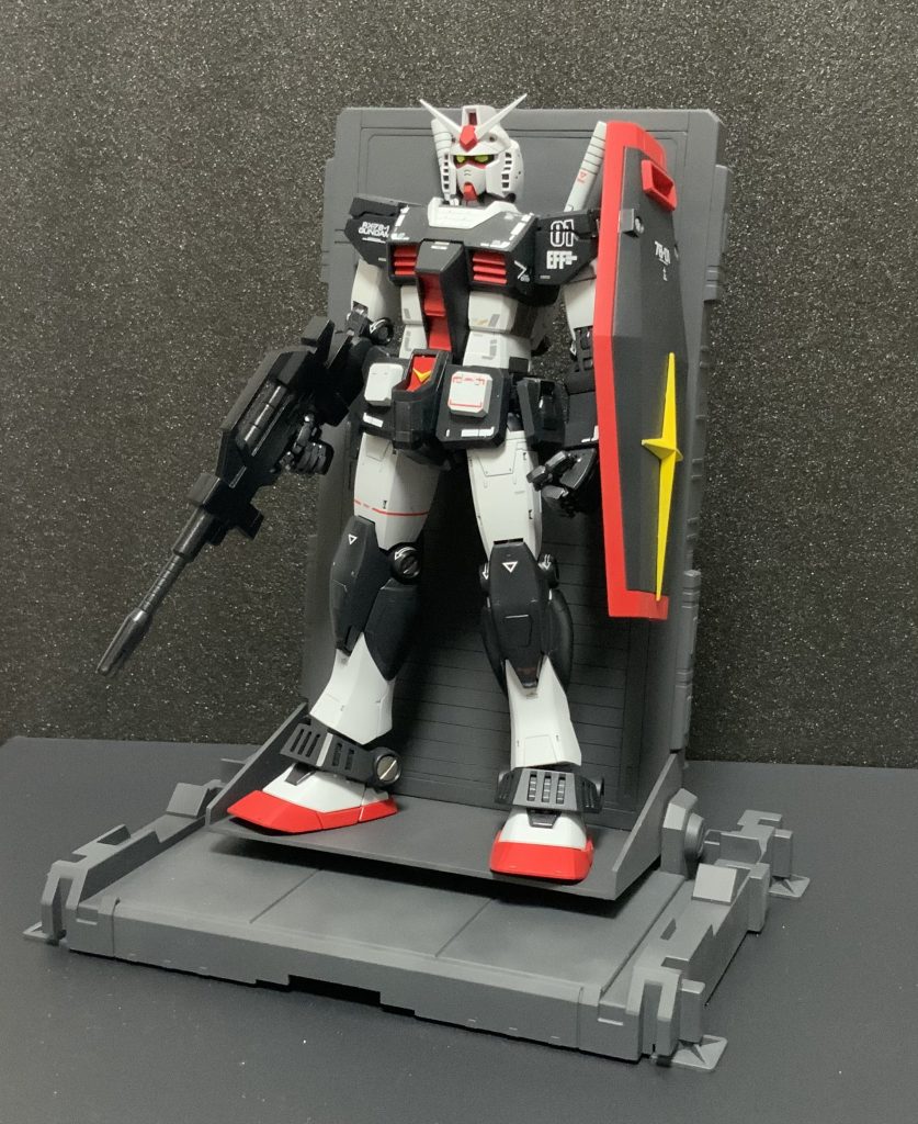 モビルスーツハンガーは、いろいろ付録で付いてきたものがいっぱい貯まったので切って組み合わせて拡大。