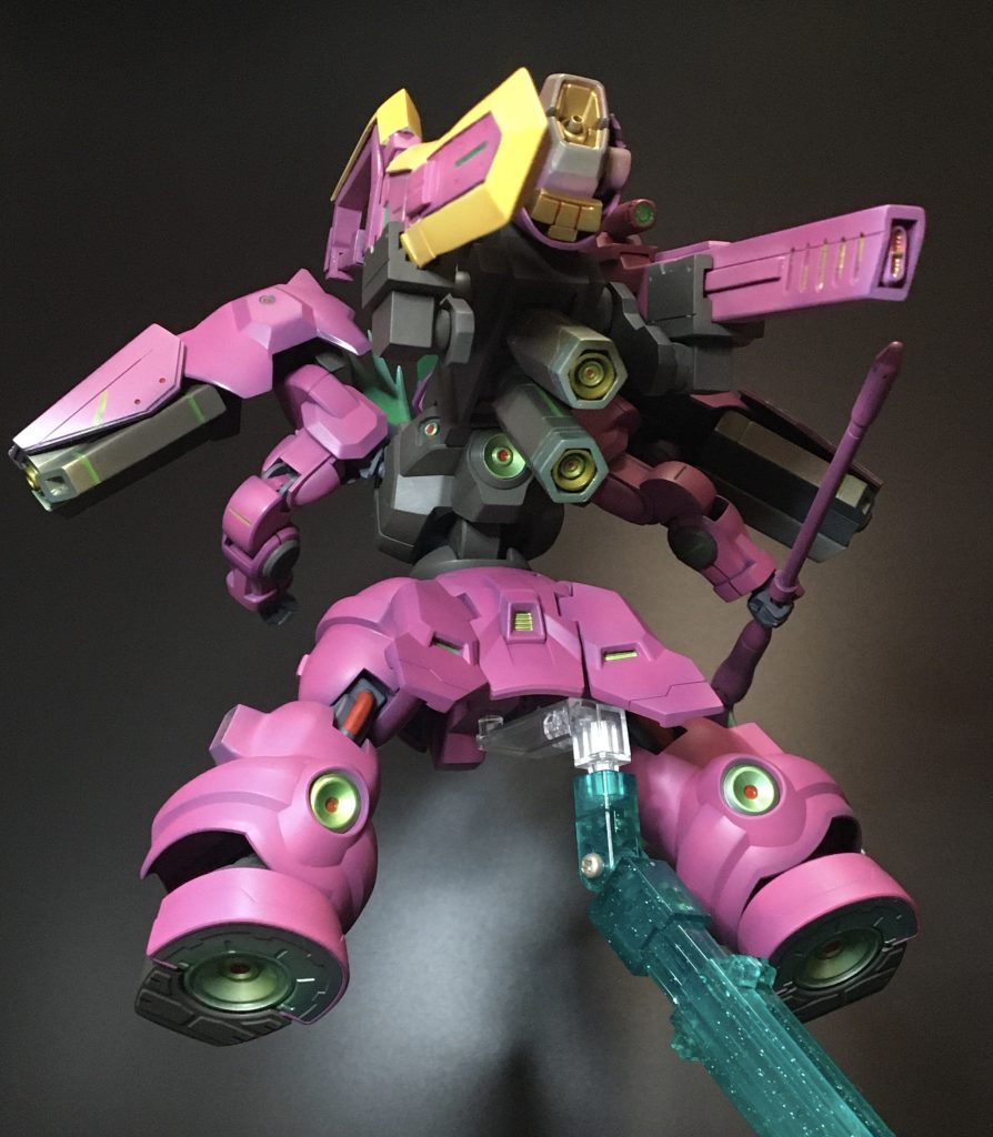 バックパックとショルダーアーマーには、大型ブースターを装備し大気圏内も飛行可能。重武装タイプのディランザ初の試みにジェターク寮エンジニア総動員で取り組んだ。