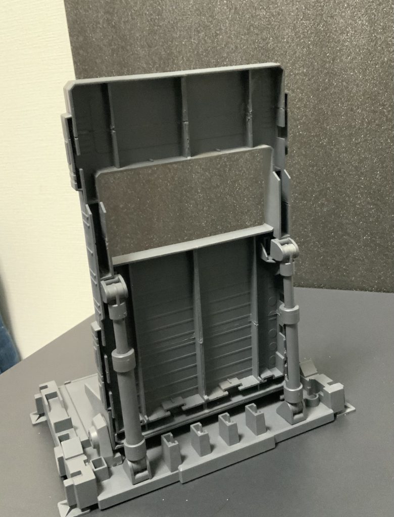 ハンガーの裏はこんな感じです。土台はユニコーンのベース、アクションスタンドの軸を使用しています。