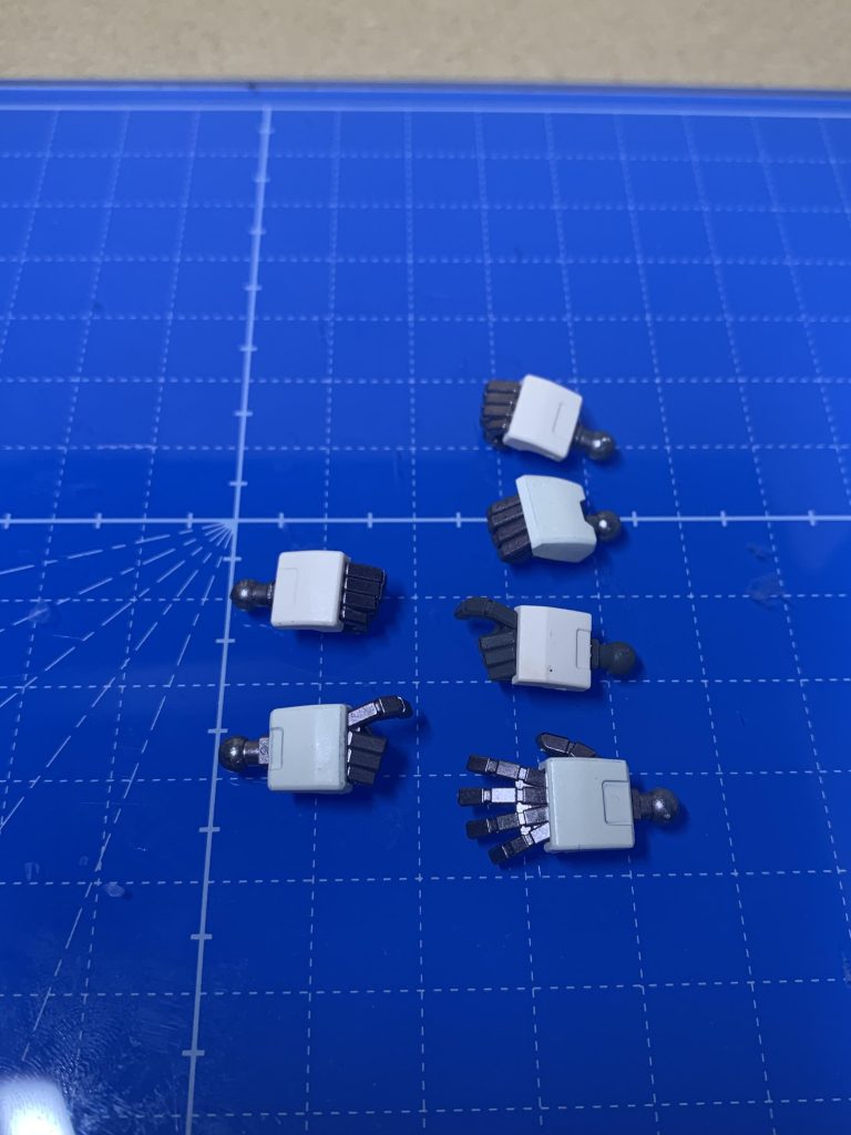 ハンドパーツは連邦系を用意しました。主にジムスパルタンから流用しています。左握り手はビルドナックル角型のMです。