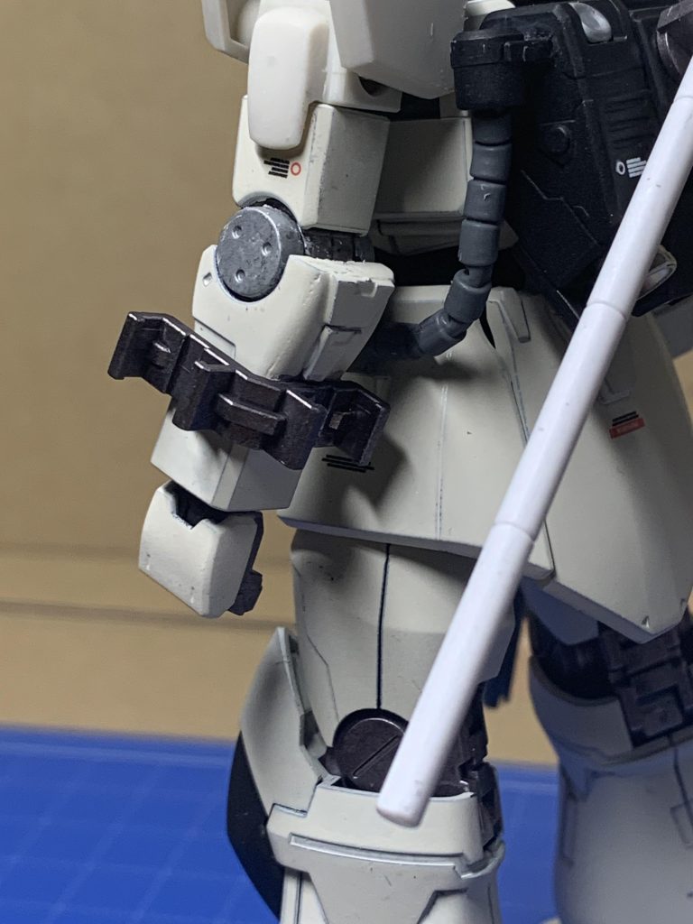 連邦系のシールドを取り付けるため、ジオン系にはないアタッチメントとしてパーツを直付けしました。シールド以外の装備も可能という設定です。肘部はコトブキヤのパーツを接着し穴を埋めています。