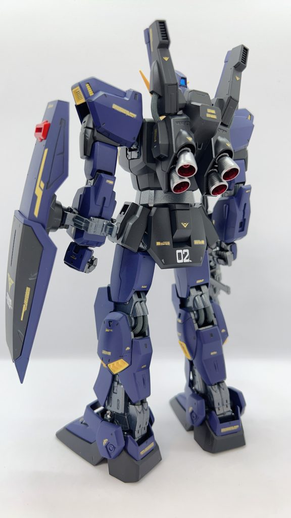 シールドが腕から離れている印象です。