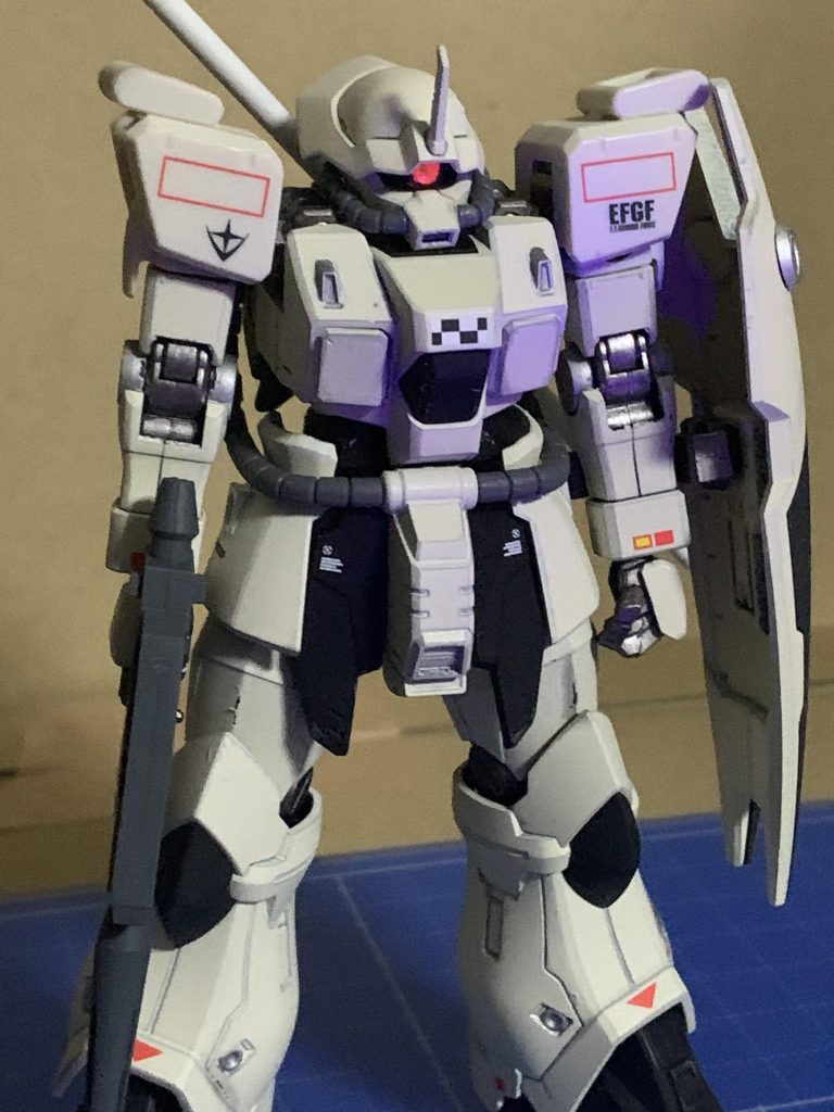 モノアイはビルダーズパーツを使用し、蛍光塗料で塗装したのでブラックライトで点灯します。