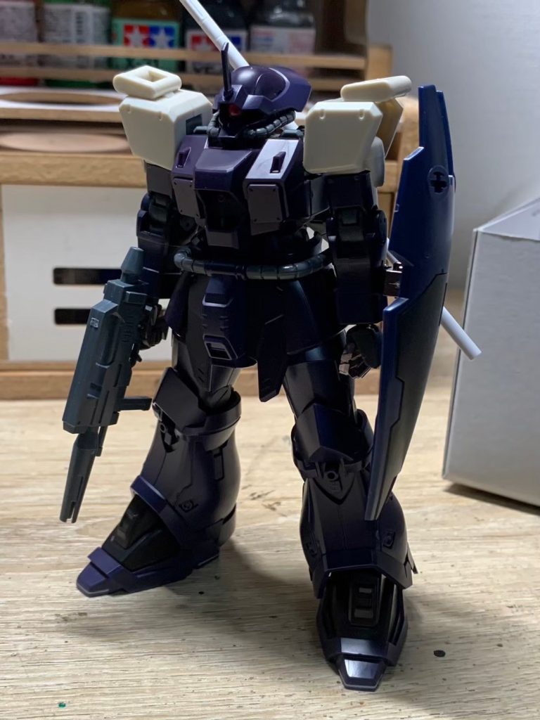 構成が決まって加工前の段階です。カラーレシピ本体色:アトムハウスペイントハニークリーム黒:アトムハウスペイントつや消し黒シルバー:タミヤエナメルクロムシルバー、ガンダムマーカーシャインシルバー関節色:ガンダムマーカーヘビーガンメタリック