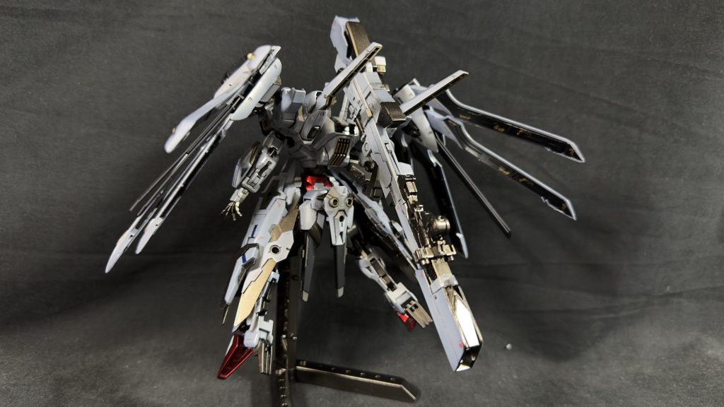 バックショット。シンプル構成なキャリバーンですが、ガンビットで盛ったりライフルの存在感で良い感じの後ろ姿になったと思います。ガンビット裏のシールを使うか悩みましたが、黒地にデカールという形に落ち着きました。