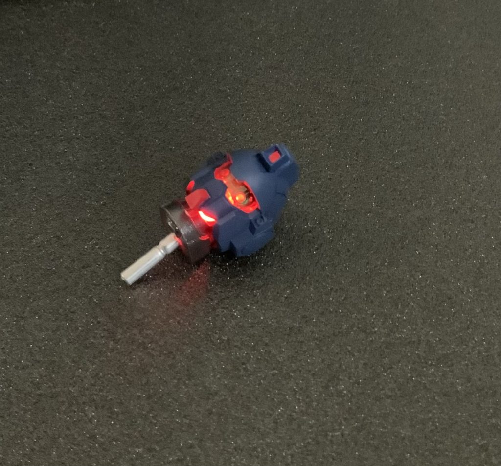 ネオジム磁石で首を接続しており、電池をぐっと押すと光ります。