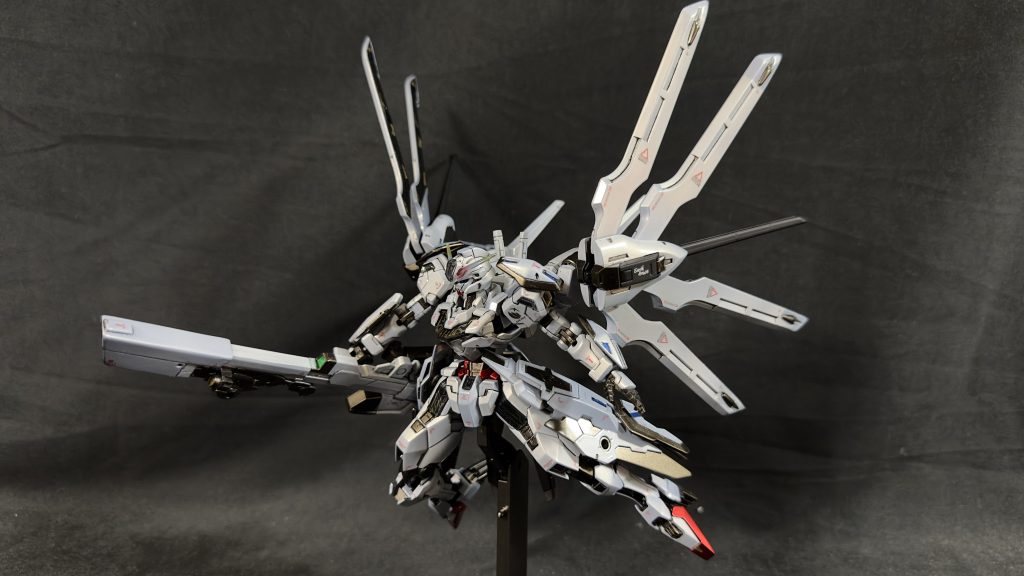 バリアブルロッドライフル発射体勢。羽はフレキシブルに動きますので、フリーダムやGXみたいな展開ができます。かかと部分は説明書の反対向きに取付けています。この方がハイヒール状態が綺麗になり、女性っぽさが増す気がします。