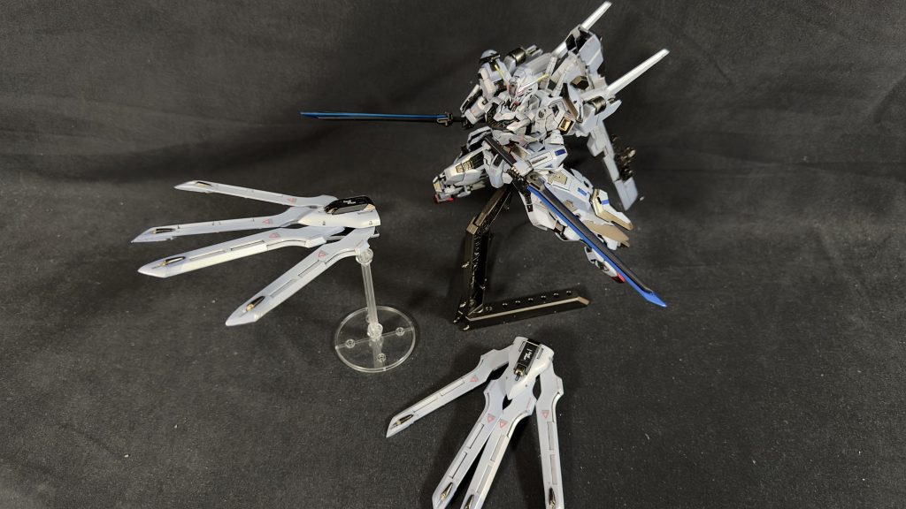 ガンビット展開当然それぞれバラけて展開もできますし、エアリアルのガンビットも健在なので、大量ビームのシャワーを浴びせられそうです。シュバルゼッテの剣で二刀流するとカッコ良さがアップする気がします。