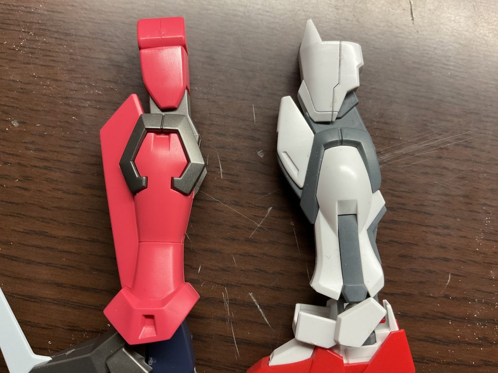 脚比較同じ初期GAT-Xシリーズだけに少しディテールが似てる部分がありますね