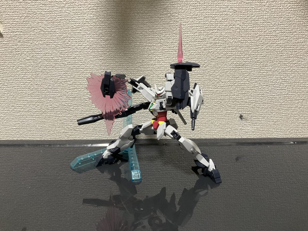 相手をアッパーカットでブッ飛ばしてるイメージでフルバーニアンっぽいバックパックといい、この全身のビットと言い、まさに空間戦闘機って感じですよね