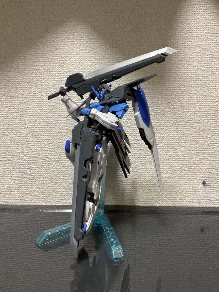 両肩の大剣を同時に持たせてみましたシンケンレッドの烈火大斬刀っぽいシルエットな気がします後ろに装備したバエルのウイングはブースターです