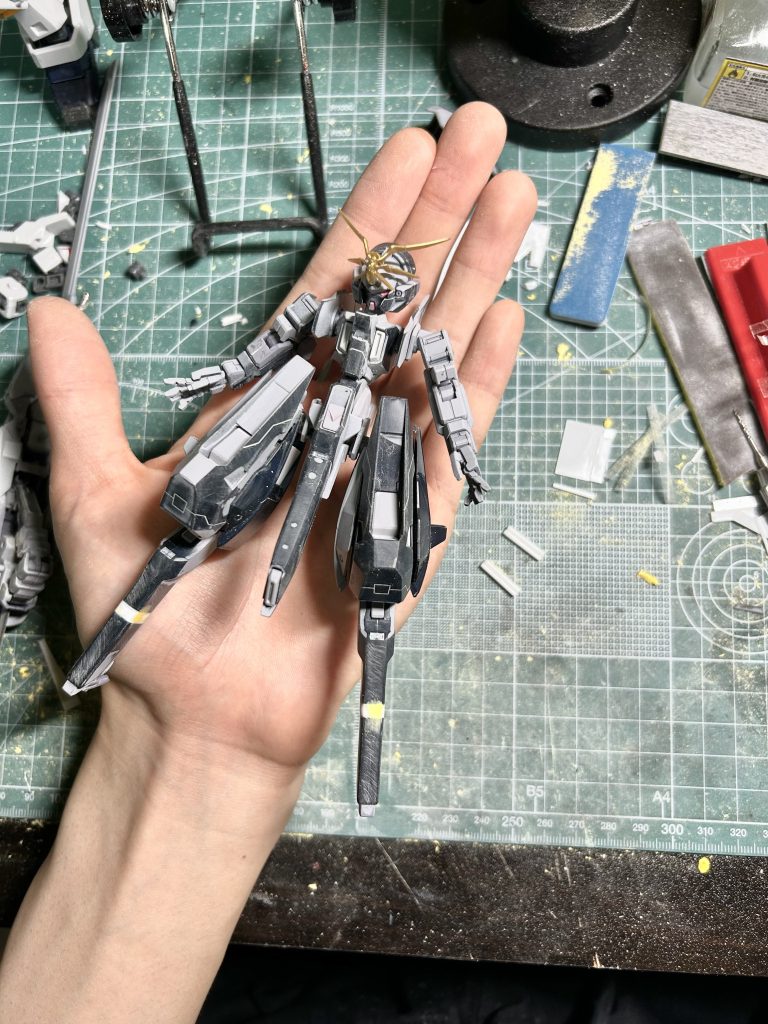 サフ吹く前の状態です。延長した箇所がよく分かりますね♪膝や太腿のスジ彫りはバトオペ2を参考に掘り込んでます。