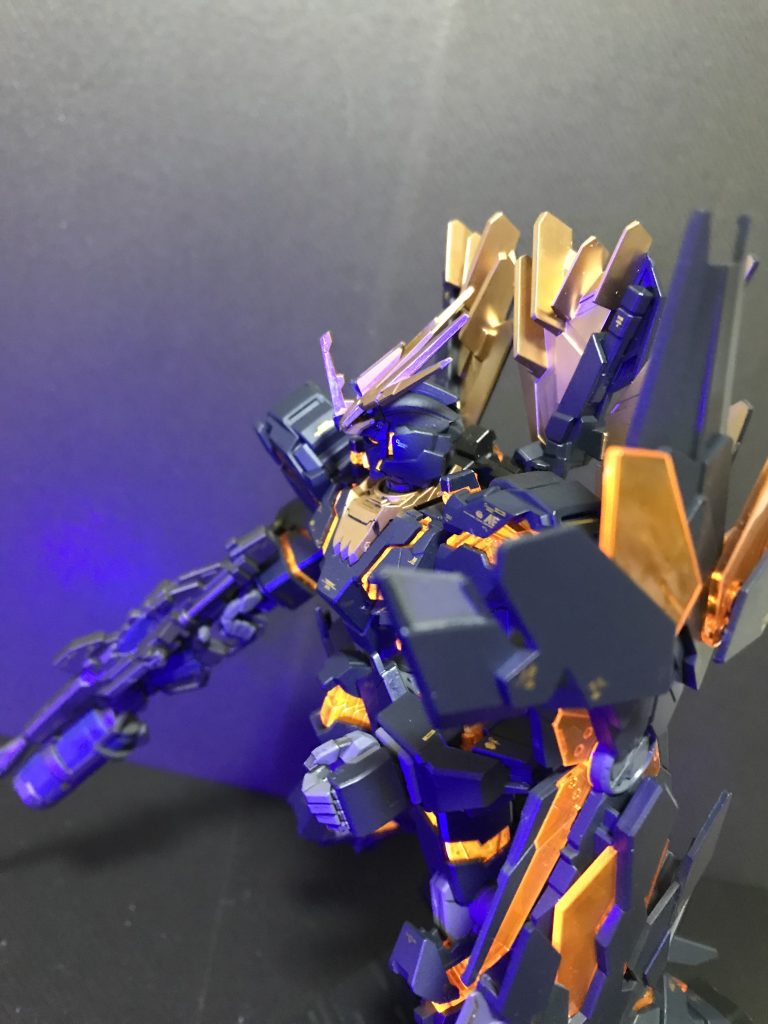 完成当時写真2 アクションベースにて。クリアーパーツがプラスチック感を強調してしまい雰囲気がプラモデルって感じですよね。次回はサイコフレームは塗装してみよう。