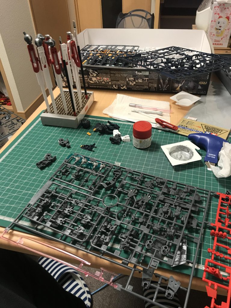 それから近所のプラモデル屋の店主に相談しに行ったりネットで情報収集する日々。最初っからRGはやめとけと言ってくる店主をよそにやる気満々。