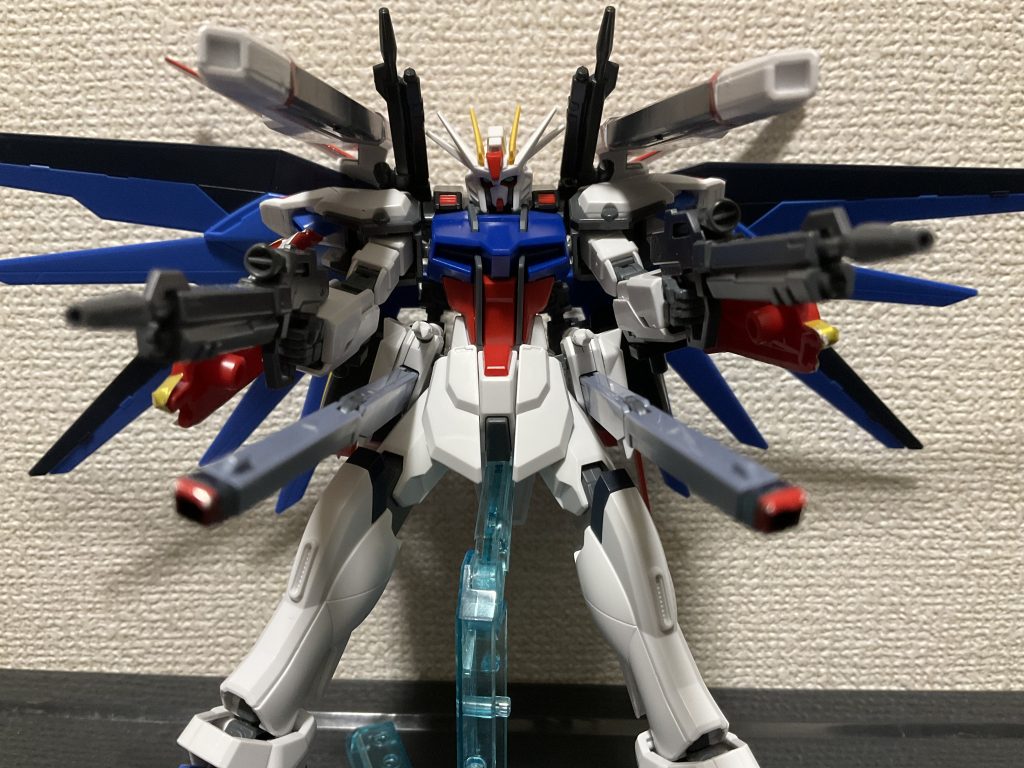 のちに修正した接写フルバーストです6本角でフリーダム顔の悪役感が強化されましたついでにこれで顔もストライクとフリーダムのハーフですちょっと歪な改造です(´・ω・)