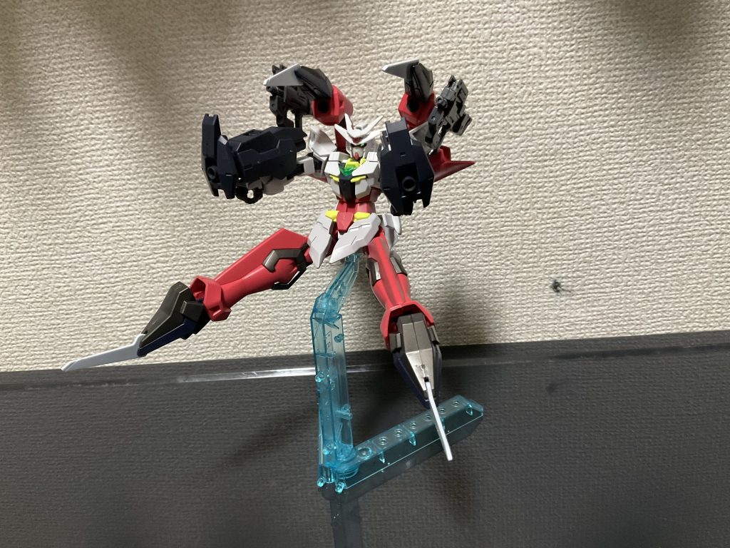 全部の装備を前に展開マシンガンを含む4つの射撃装備で「クアッドブラスター」、両手両足のクローとマルチコンテナビットの計6つの斬撃装備で「ヘキサエッジ」です