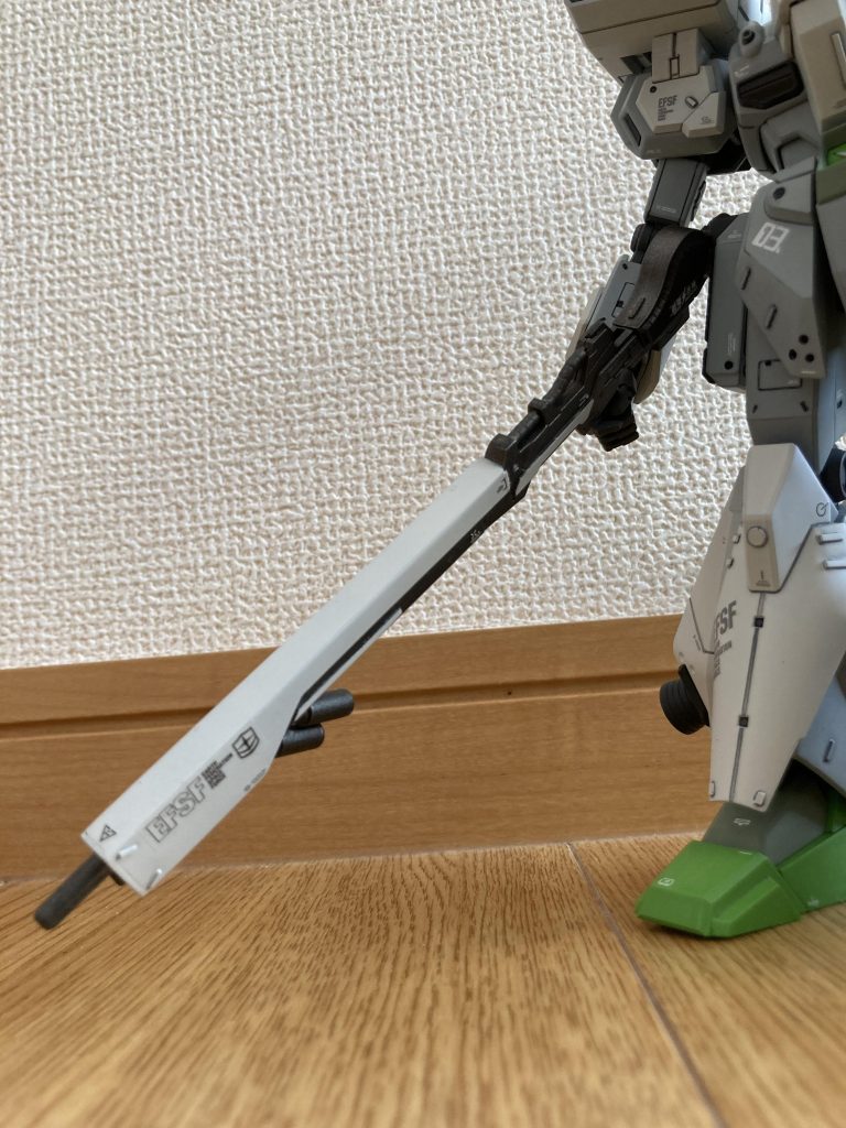 バズーカが個人的に好みではなかったので、余りモノのビームライフルを基にちょっとだけ工作。