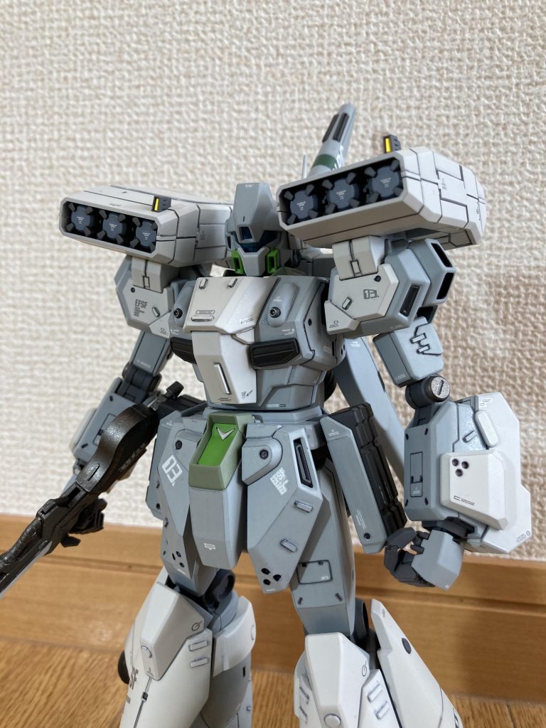 チマチマとスジボリしたり、プラ板貼ったりして、ディテールを追加しました、が、ちょっとデカール多かったかも…。てか、肩のナンバーのデカールが曲がってるし、連邦って主張しすぎたか…。ご覧頂きありがとうございました。