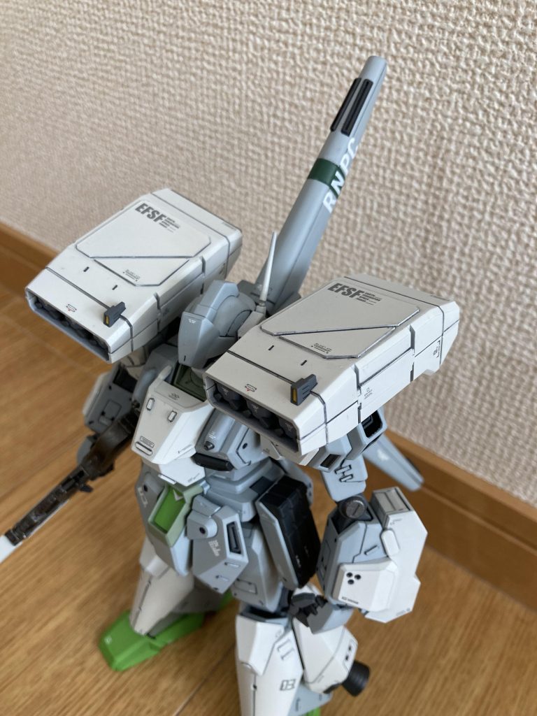 ミサイルポットの上、スジボリを失敗しまくったので、プラ板でフタしました…。