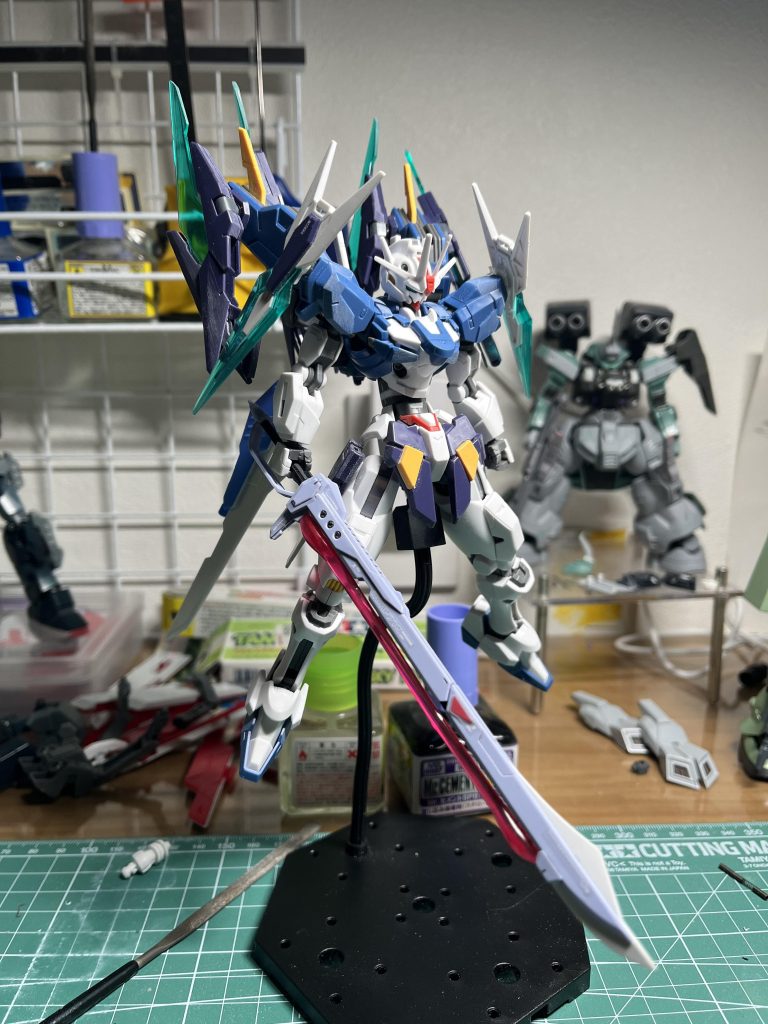 ●ミキシングA案RGデスティニーのMMI-714 アロンダイト ビームソード肩:ガンダムAGEIIマグナムベース:エアリアル改修型ファンネル:ガンダムAGEIIマグナムフロント・サイドスカート:ガンダムAGEIIマグナムバックパック下部:Hi-νガンダムヴレイブ脚部追加装甲:デミバーディング手首:HG サンドロック(サムズアップ)