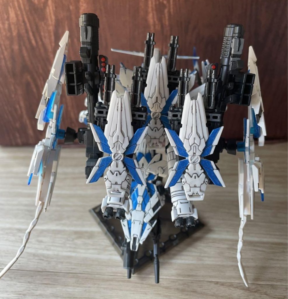 ユニコーンのシールド3つ、バンシィのDEとBB戦士のDE2つを搭載してますバンシィのDEの裏側にビームマグナムを持った腕が隠れてます