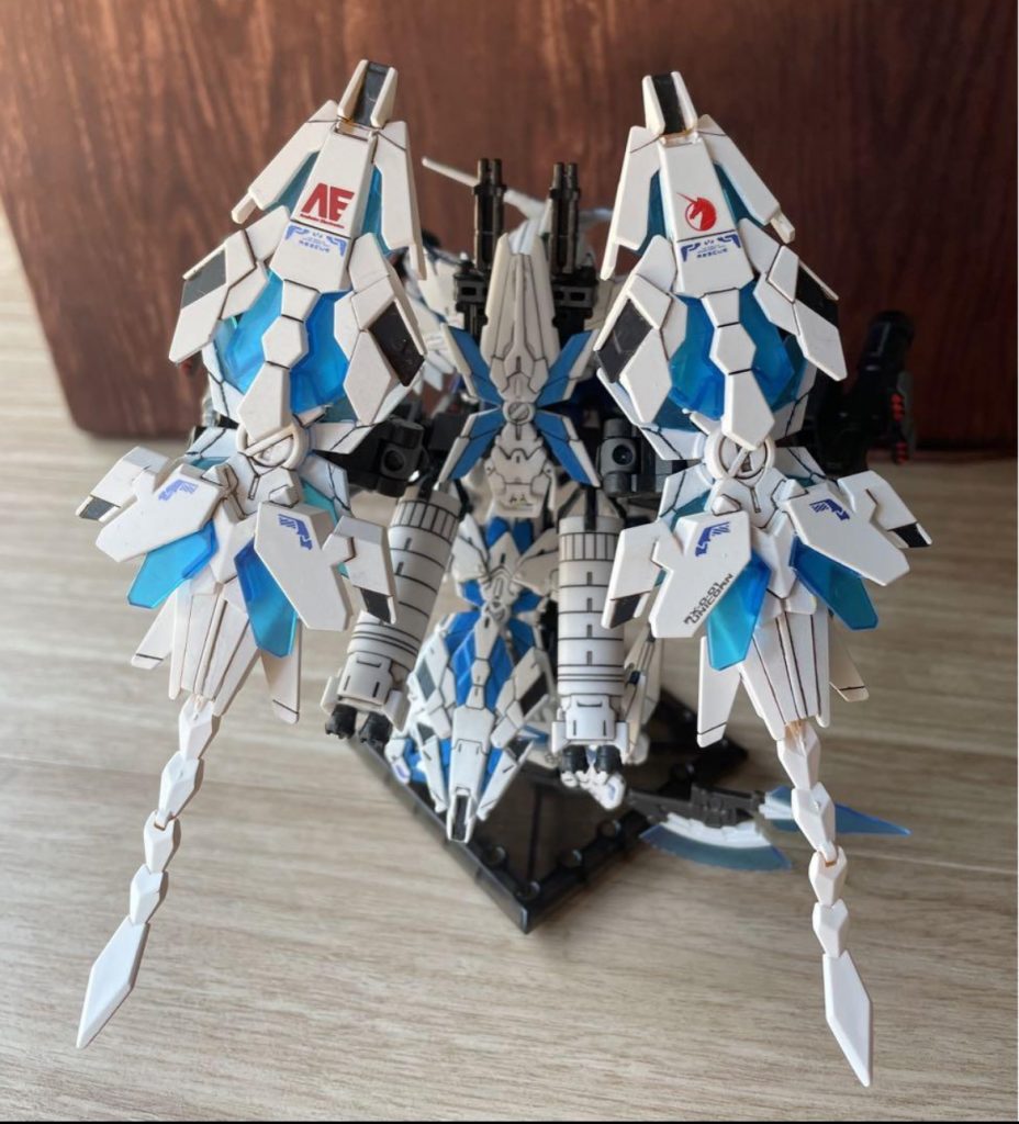 ビームマグナム持った腕と交換で外したBSとHJとVNはバンシィのDEの裏側に取り付けてますユニコーンは赤、緑ありますが、ペルフェクティビリティの青が1番好きなので製作しようと思ったのですご覧いただきありがとうございました