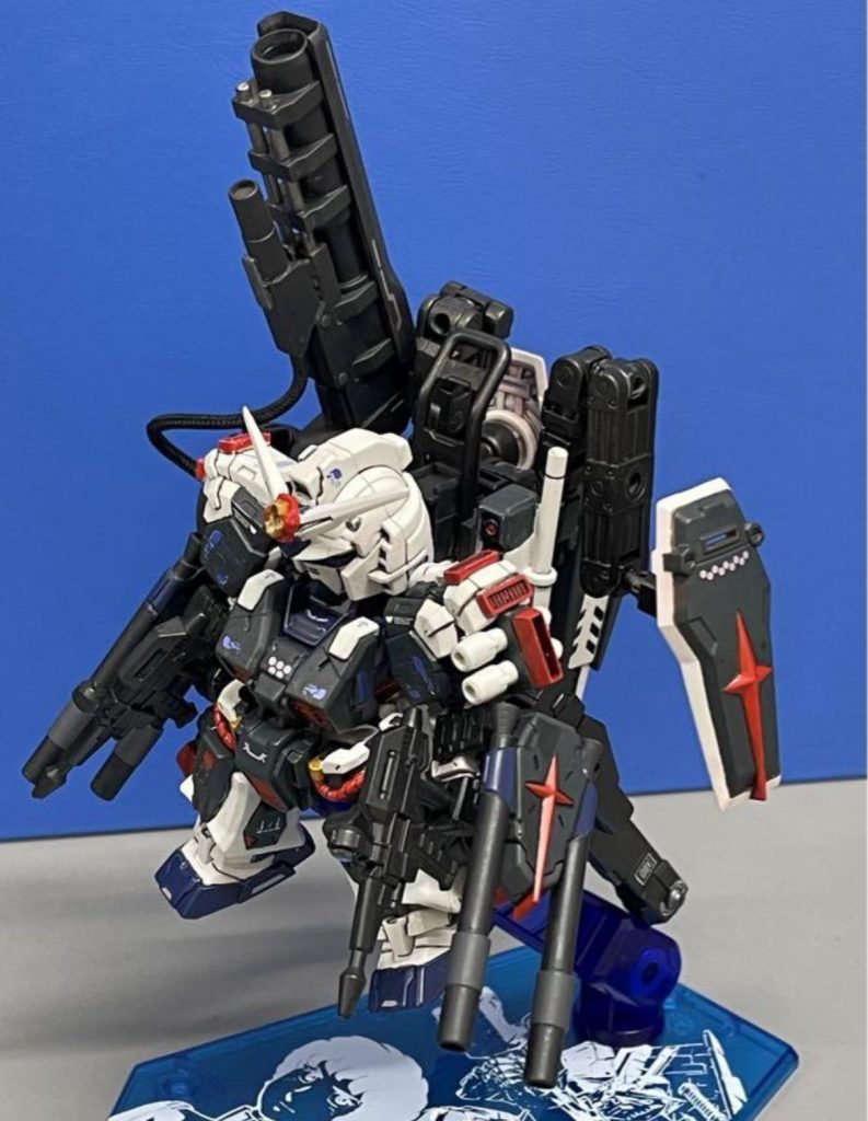 武装でビームライフル以外は手を加えました左肩アーマーにビームサーベルを2つマウントしてます単純な形ですが、初めてのプラ板工作で頑張って製作しました