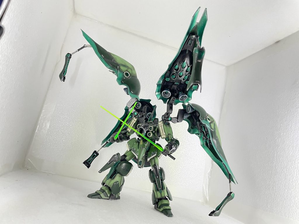 メタリックグリーン塗装部分はサイコフレーム含有部としてうっすらと光る設定で塗分け。巨大なバインダーを開いても自立可能なのは素晴らしい。