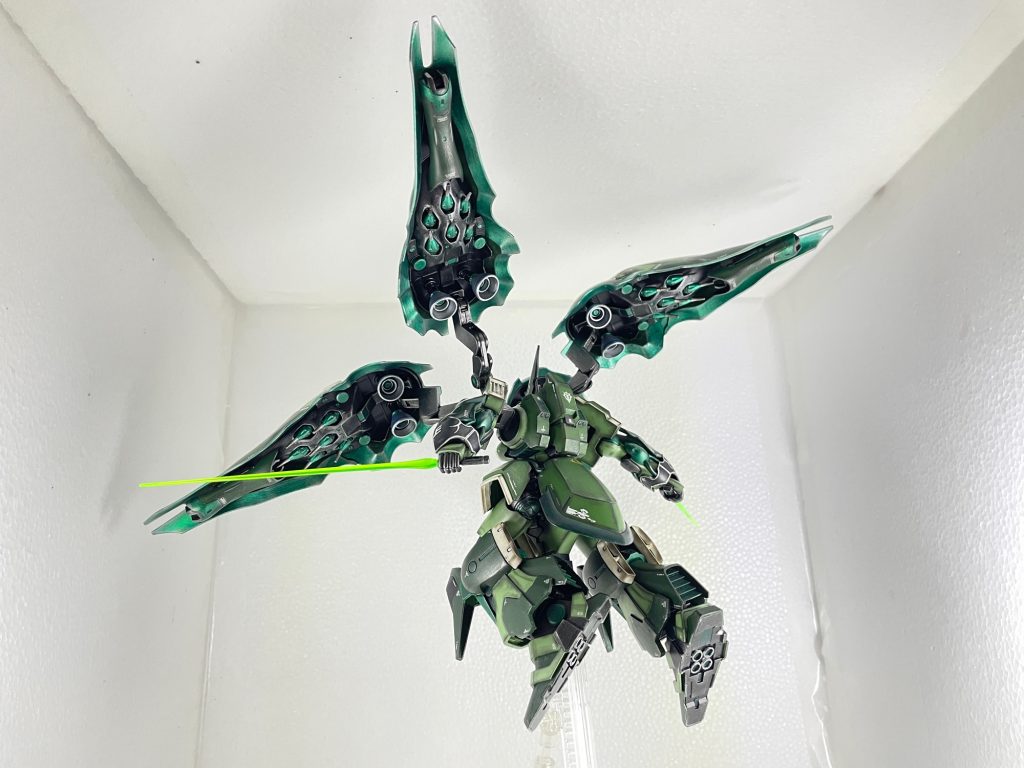 可動部分を塗装すると軸がキツくなって破損しそうになるのでスプレーオイルをかけながら組み立てました。あっ、以前作ったスタークジェガンとの記念撮影を忘れてしまった…