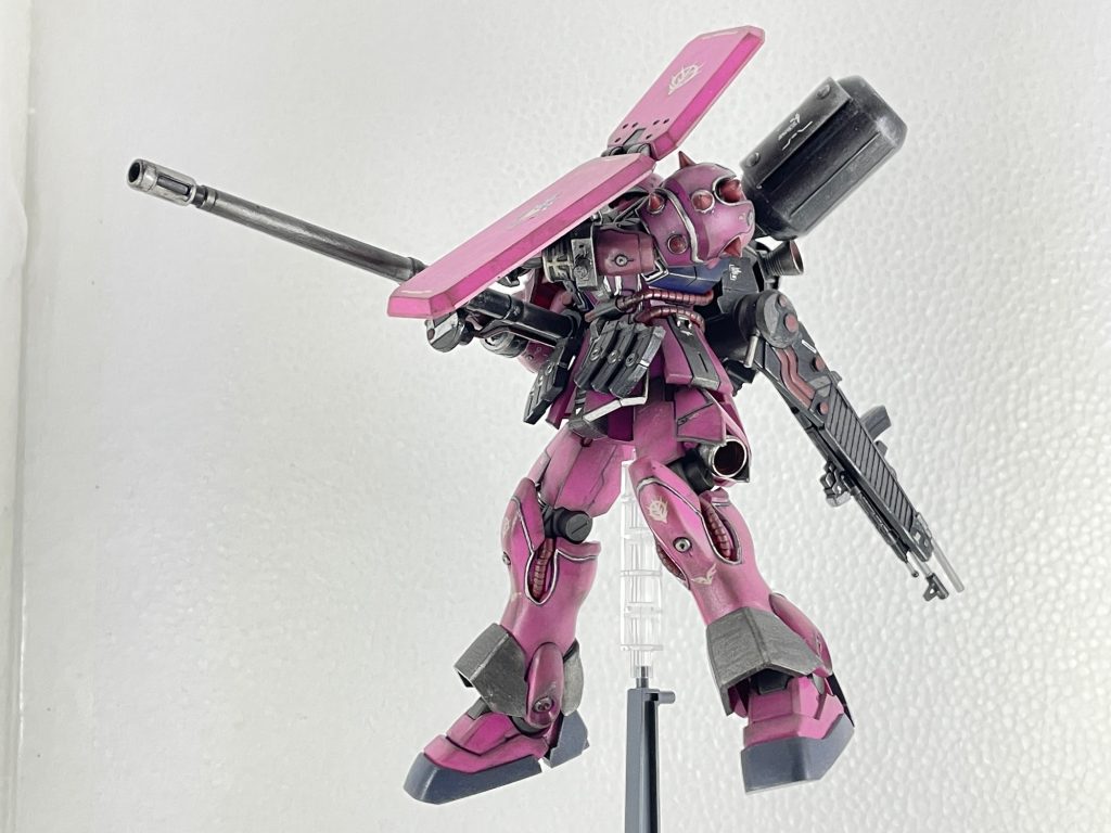 量産機をアンジェロカラーでブラッシュアップしたカスタムモデル。ローゼンズールを与えらるまでアンジェロもカスタム量産機に搭乗していたと言う袖付きの財政事情が透けて見えるのが良い。