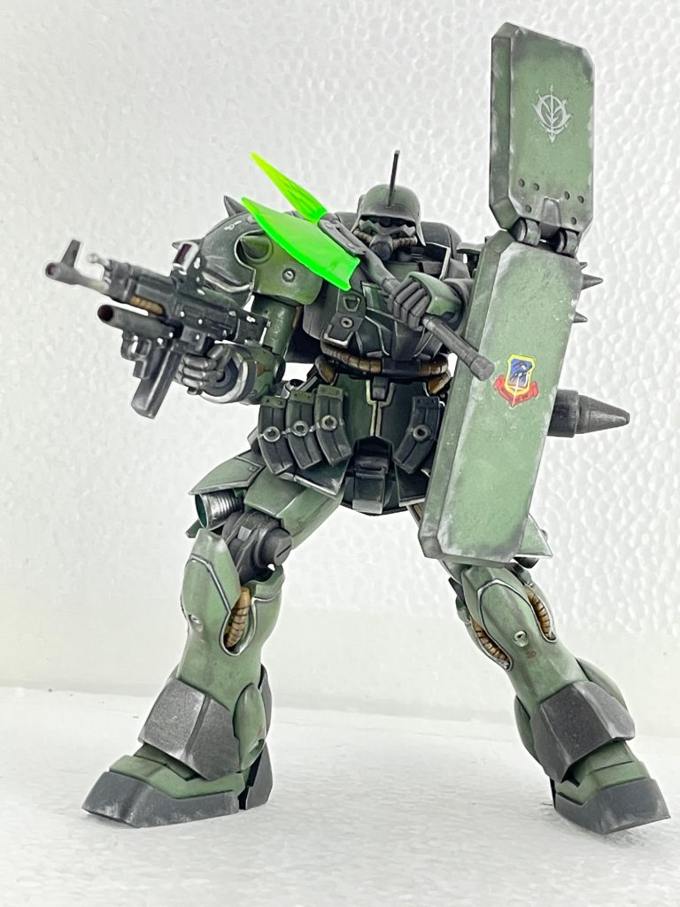 ノーマルギラズールと2体同時製作で完成。こちらも抜群のフォルムと説得力のある武装。ミリタリー感満載の良キット。ビームマグナムにかすめられるだけで爆散は可哀想です。